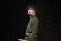 鈴木勝吾演じる謎の男。