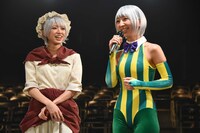 左から大西桃香、飯田里穂。