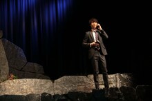 東根作寿英俳優生活30周年記念公演「Boss&Police～ガケデカ後藤誠一郎～」より。