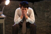 東根作寿英俳優生活30周年記念公演「Boss&Police～ガケデカ後藤誠一郎～」より。