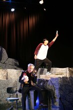 東根作寿英俳優生活30周年記念公演「Boss&Police～ガケデカ後藤誠一郎～」より。