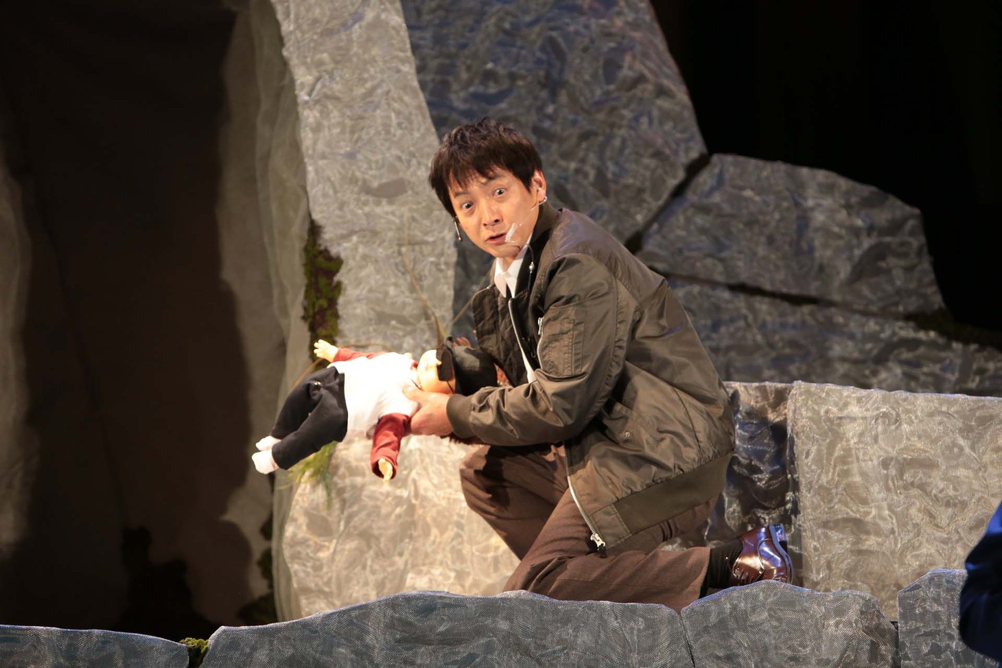 東根作寿英俳優生活30周年記念公演「Boss&Police～ガケデカ後藤誠一郎～」より。