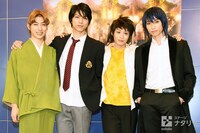 舞台「妖怪アパートの幽雅な日常」囲み取材より。左から一色黎明役の谷佳樹、長谷泉貴役の小松準弥、稲葉夕士役の前山剛久、龍さん役の佐伯亮。