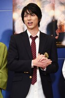 長谷泉貴役の小松準弥。