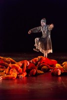 笠井叡迷宮ダンス公演「高丘親王航海記」より。（撮影：守屋友樹）