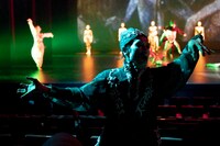 笠井叡迷宮ダンス公演「高丘親王航海記」より。（撮影：守屋友樹）