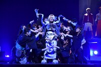 畠中洋演じる聞仲（中央）。