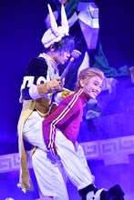 左から橋本祥平演じる太公望、宮本弘佑演じる武吉。