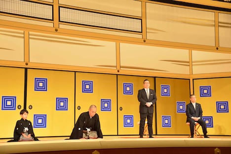 左から堀越勸玄、市川海老蔵、迫本淳一代表取締役社長、安孫子正副社長。