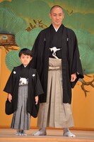 左から堀越勸玄、市川海老蔵。