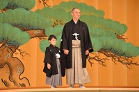 左から堀越勸玄、市川海老蔵。