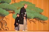 左から堀越勸玄、市川海老蔵。