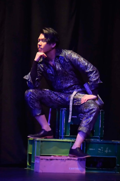 SHUN（Beat Buddy Boi）演じるインスペクター。（撮影：鏡田伸幸）