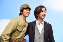 「トリッパー遊園地」製作発表より、肩を組んで撮影に応じる辰巳雄大（ふぉ～ゆ～）、河合郁人（A.B.C-Z）。