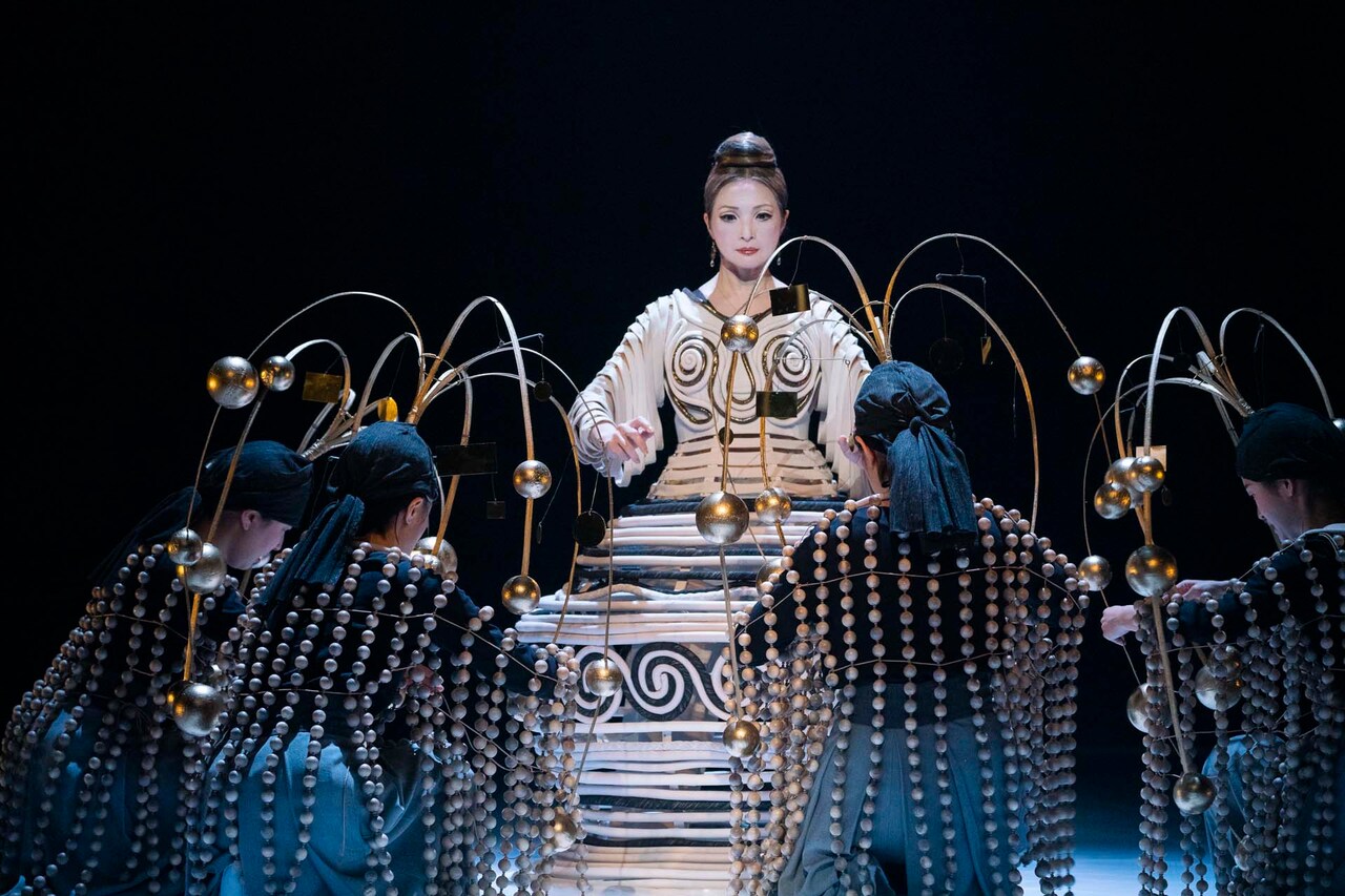 SPAC「顕れ ～女神イニイエの涙～」開幕に宮城聰「美の力ってなんだろう」