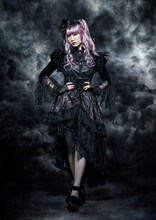 前島亜美扮するエリス。