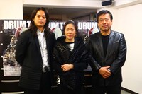 左から岸野央明、西亜里沙、フランコドラオ。