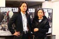 左から岸野央明、西亜里沙。
