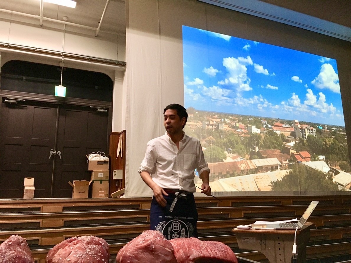 神里雄大 / 岡崎藝術座 新作レクチャーパフォーマンス「いいかげんな訪問者の報告（アサード・おにぎり付き）」より。