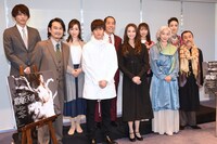 舞台「悪魔と天使」囲み取材より。前列左から野村宏伸、白石隼也、観月ありさ、高島礼子、佐藤B作。後列左から鍵本輝、黒川智花、ぼんちおさむ、中島早貴、黒田こらん。