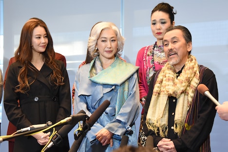 市原悦子とのエピソードを語る佐藤B作（前列右）。