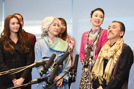 市原悦子に別れの挨拶をした際のエピソードを語る黒田こらん（後列右）。