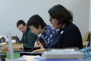 木ノ下歌舞伎「糸井版 摂州合邦辻」稽古の様子。糸井幸之介（中央）と木ノ下裕一（手前）。