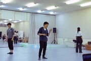 木ノ下歌舞伎「糸井版 摂州合邦辻」稽古の様子。武谷公雄（中央）。
