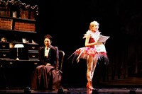 ミュージカル「ラブ・ネバー・ダイ」より。（撮影：渡部孝弘）