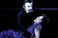 ミュージカル「ラブ・ネバー・ダイ」より。（撮影：渡部孝弘）