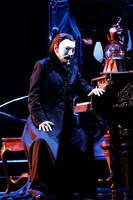 ミュージカル「ラブ・ネバー・ダイ」より。（撮影：渡部孝弘）