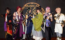 左から大倶利伽羅役の牧島輝、蜻蛉切役のspi、にっかり青江役の荒木宏文、石切丸役の崎山つばさ、千子村正役の太田基裕、物吉貞宗役の横田龍儀。