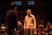 モダンスイマーズ「悲しみよ、消えないでくれ」より。（撮影：Yoshizo Okamoto）