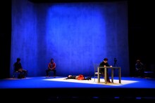 モダンスイマーズ「死ンデ、イル。」より。（撮影：Yoshizo Okamoto）