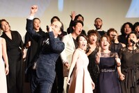 「レ・ミゼラブル」の製作発表記者会見で歌声を披露するトレンディエンジェル斎藤ら。