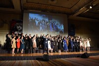 「レ・ミゼラブル」の製作発表記者会見で歌声を披露するトレンディエンジェル斎藤ら。