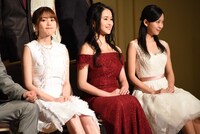 左から生田絵梨花、小南満佑子、熊谷彩春。