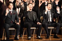 左から佐藤隆紀、福井晶一、吉原光夫。