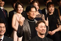 橋本じゅん（中央）