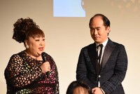 森公美子（左）からのアドバイスを受けるトレンディエンジェル斎藤（右）。