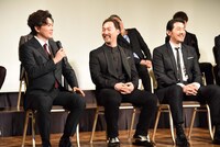 左から佐藤隆紀、福井晶一、吉原光夫。