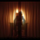 三重スパイ?謎の人物を巡る“亡霊と空隙に満ちた”作品「神秘のライ・テク」