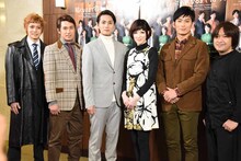 左から猪塚健太、高橋光臣、加藤和樹、凰稀かなめ、松田悟志、深作健太。