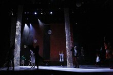 アマヤドリ 2019新作公演「天国への登り方」より。（photo by 赤坂久美）