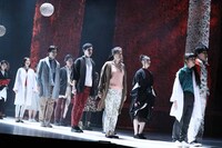 アマヤドリ 2019新作公演「天国への登り方」より。（photo by 赤坂久美）