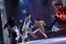 アマヤドリ 2019新作公演「天国への登り方」より。（photo by 赤坂久美）