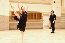 左から荒井祐子、宮尾俊太郎。