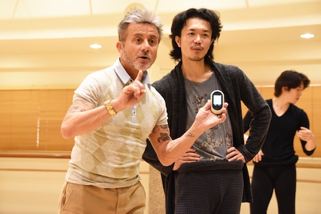 翻訳機を使って「すみません、私は日本語が話せません」と記者たちに伝えるルイジ・ボニーノ（左）と遅沢佑介（右）。