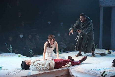 文学座附属演劇研究所2018年度研修科卒業発表会「ロミオとジュリエット」より。(撮影:宮川舞子)