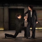 白井晃演出「出口なし」開幕、言葉と身体が切り口のスリリングな会話劇